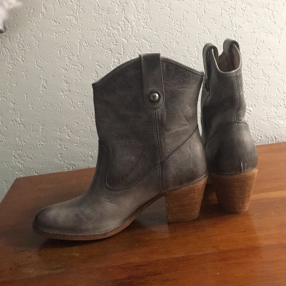 Frye Women's Jackie Button Short, sz 7 - Picture 6 of 7